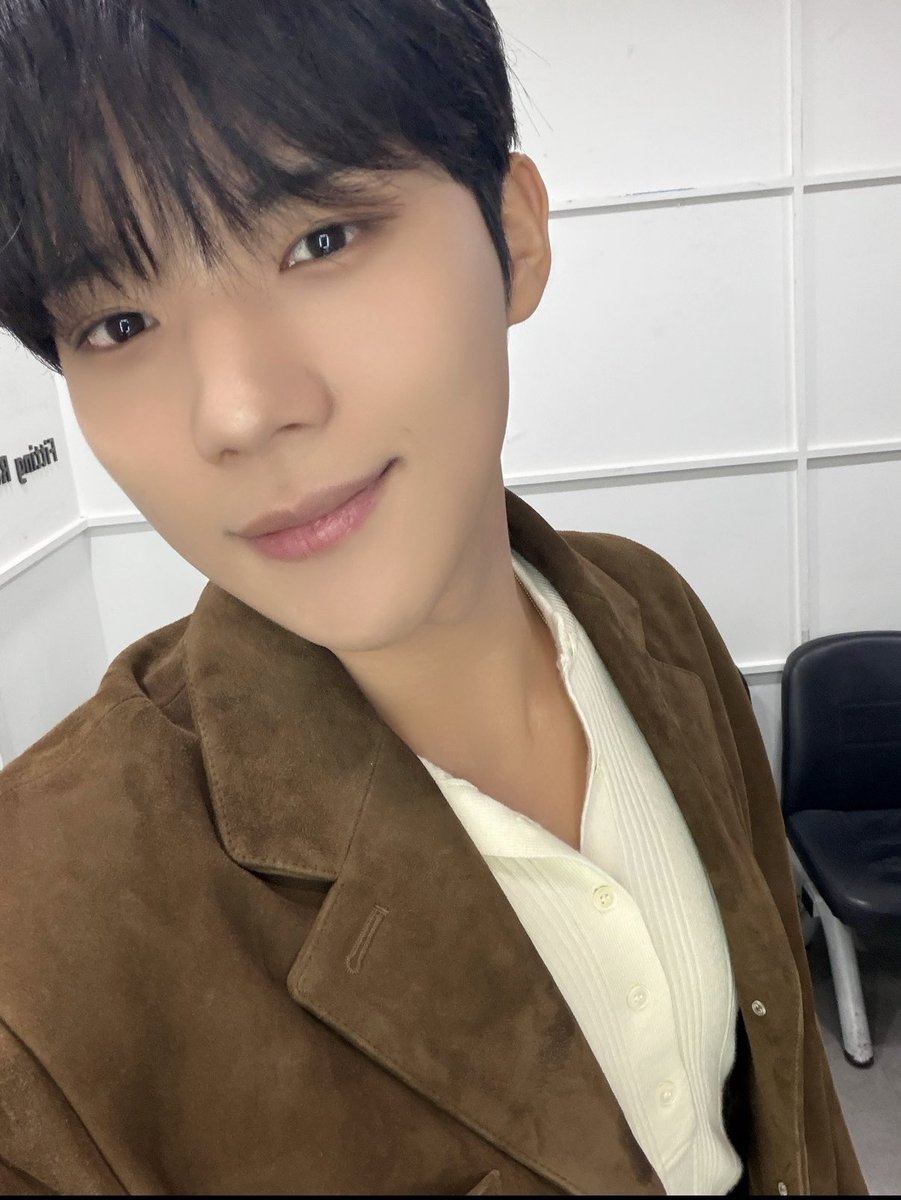 KBSMusicBank's tweet photo. 2주 쉬다 왔더니 어느새 다가온 가을 🍂🍁
감기 조심하세요 🤧 https://t.co/0z0DZecqwX