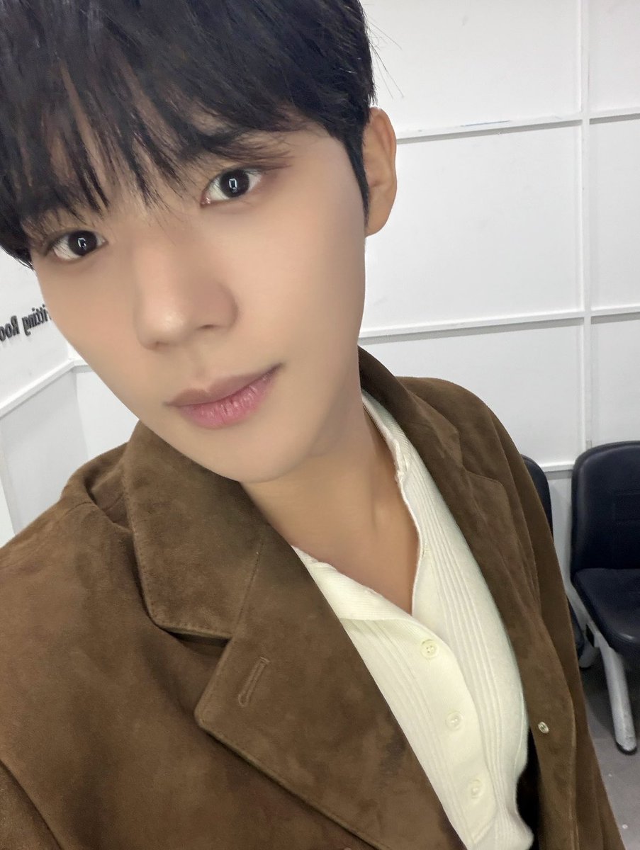 KBSMusicBank's tweet photo. 2주 쉬다 왔더니 어느새 다가온 가을 🍂🍁
감기 조심하세요 🤧 https://t.co/0z0DZecqwX