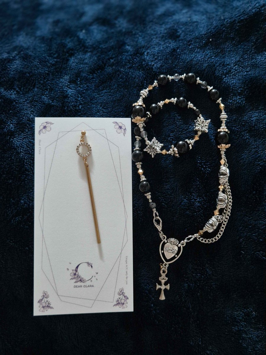 카일로 묵주 겸 팔찌 커미션 맡긴 거 왔어요
너무 아름다 와 · ··
신청서에 써둔 거 전부 꼼꼼히 읽고 작업해주셨고 포인트로 넣으신 하트가 공교롭게도 어떤 친구들의 갈라짐이 생각나기 때문에 더 좋았다···
표지의 귀걸이도 추가로 담아주셨어요🥺
아 너무 마음 좋아··· 너무 마음 좋아···