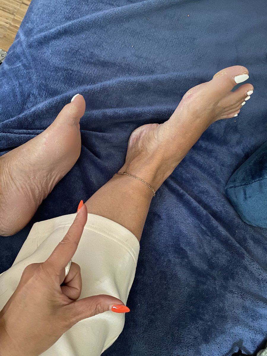 So nah… und doch unerreichbar.
Jeder Blick ein Stich, 
jede Regung ein stilles Betteln.
Ihr seid nicht zum Genießen da – 
ihr seid zum Sehnen gemacht. 🧊✨

#Unerreichbar #AnbetenStattAnfassen #DeineQualMeinVergnügen
#LookDontTouch #WorshipFromAfar #YourPlaceIsBelow 

<a href="/rt_feet/">Feet RT PROMO 💯K</a>