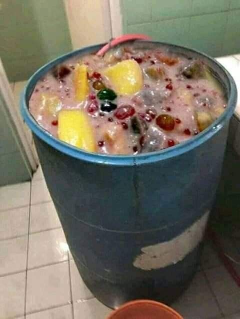 kayyin's tweet photo. @BudapestInn “Sebelum kita mulai acara, ada beberapa makanan &amp; minuman yang udah di siapin sama pelayan kita. Jangan malu buat bolak-balik, yeu kaya gak pernah malu maluin aja.. kalau piring pertama masih kurang nambah lagi! Selamat menikmati, Losmenians.” https://t.co/ztds8cihz9