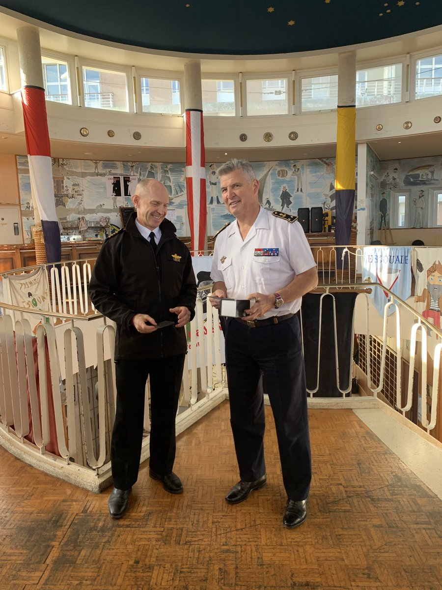 Ecole_navale's tweet photo. Mardi 16 octobre, l’École navale a reçu 20 attachés Défense étrangers dans le cadre d’un séminaire organisé par le Bureau des Relations Internationales de l’État-major de la Marine. Ce fut l’occasion pour l’attaché Défense italien de remettre un poignard à l’aspirant Alexandre. https://t.co/iGmIPMmgsZ