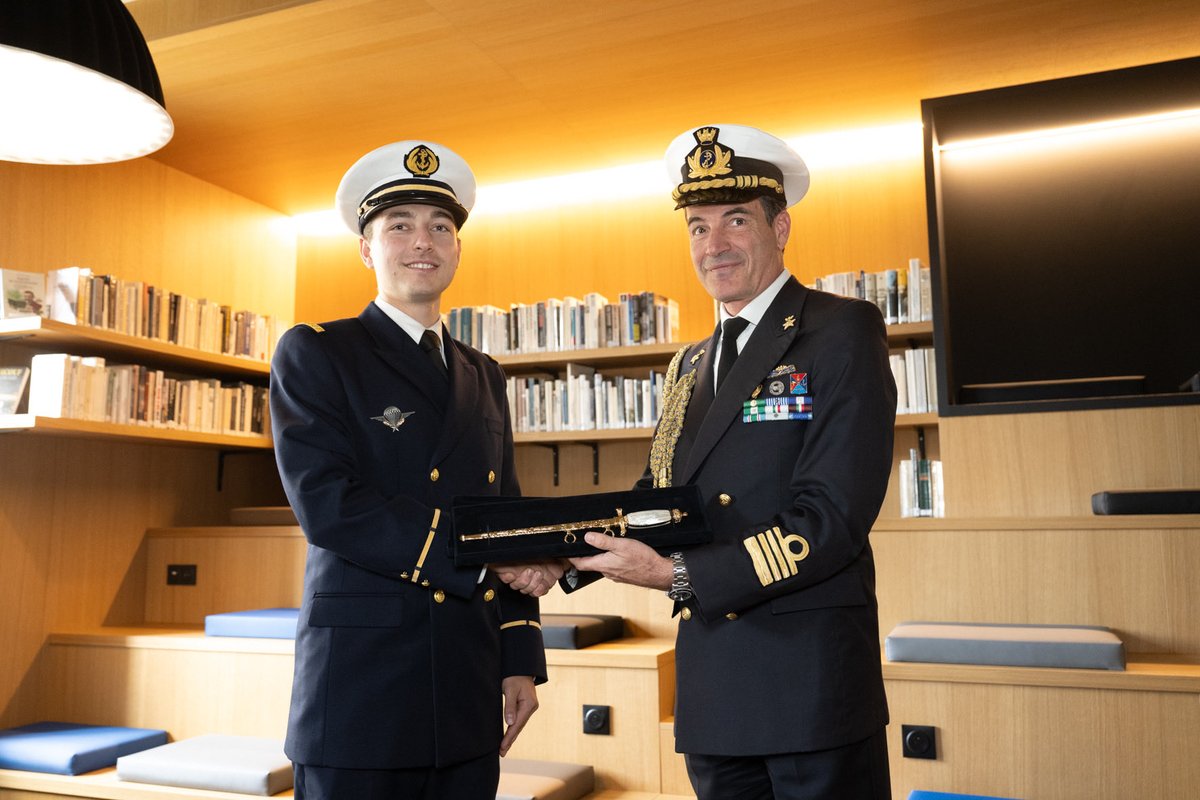 Ecole_navale's tweet photo. Mardi 16 octobre, l’École navale a reçu 20 attachés Défense étrangers dans le cadre d’un séminaire organisé par le Bureau des Relations Internationales de l’État-major de la Marine. Ce fut l’occasion pour l’attaché Défense italien de remettre un poignard à l’aspirant Alexandre. https://t.co/iGmIPMmgsZ