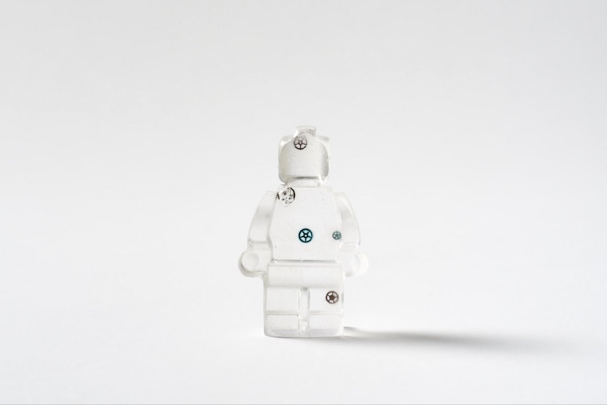 Recycling Narratives
Time and Tide Wait for None
9cm tall

Each cast glass figure, from 4 cm to 41 cm tall, forms part of a tetraptych cast from recycled glass with watch-part inclusions.
The start of a very special series created for the Etienne Gallery at PAN Amsterdam