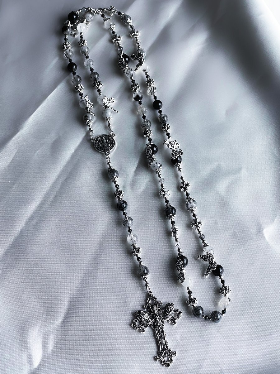 수려한님 <a href="/made_by_Soo/">수려한 공방</a> 께 맡긴 묵주 커미션 왔어요 ^///^

이건 예현이 테마!
요구사항 진짜 왕창 적어놨는데 꼼꼼하게 확인해주시고… 너무 감사한 마음 뿐입니다
흑색에 흑침수정이라 화려하고 예쁘게 나올까 걱정했는데 공방주님의 미감으로? 불가능이란 없다…

234번 사진은 공방주님 사진이에용