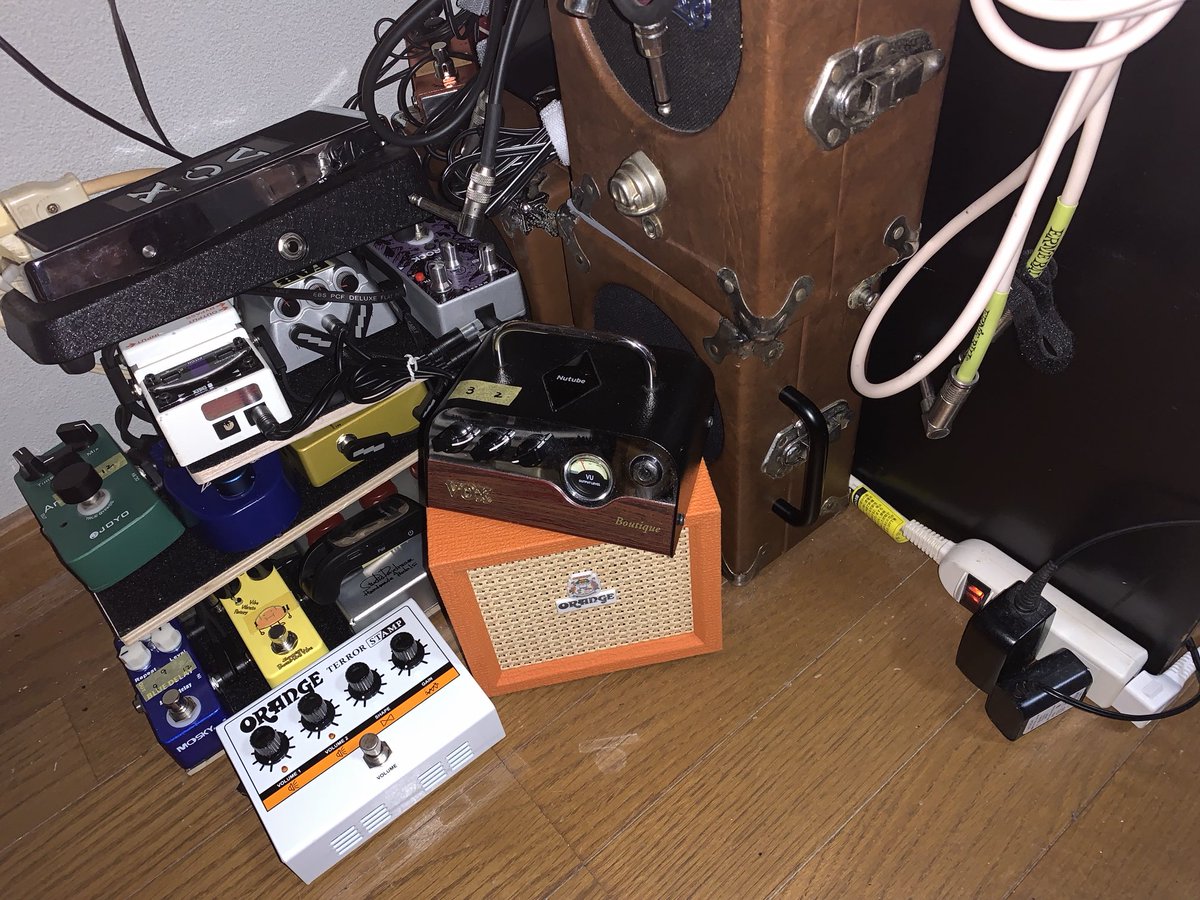 s_watabedesu's tweet image. こう見ると、キレイなクリーンサウンドとは縁遠いアンプばかりだし、小型ばかりだわ
コンボアンプがメインの時もあったけど、今はこのメンツ
イナタイ歪み大好き

#ORANGE
#VOX
#Pignose