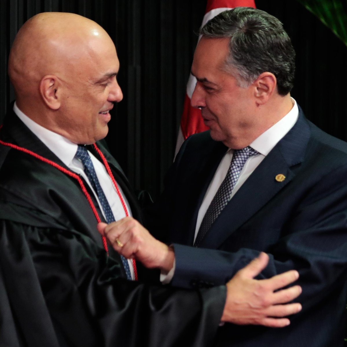 BolsonaroSP's tweet image. Barroso desenhou toda a sua carreira em cima dos EUA:
-Professor em universidades
-Apartamento de luxo na Florida
-Empresa LLC com os filhos
-Filha estudando em Yale
-Filho no meio de processo de cidadania americana
Tudo jogado na lata do lixo para perseguir a direita. E, agora…