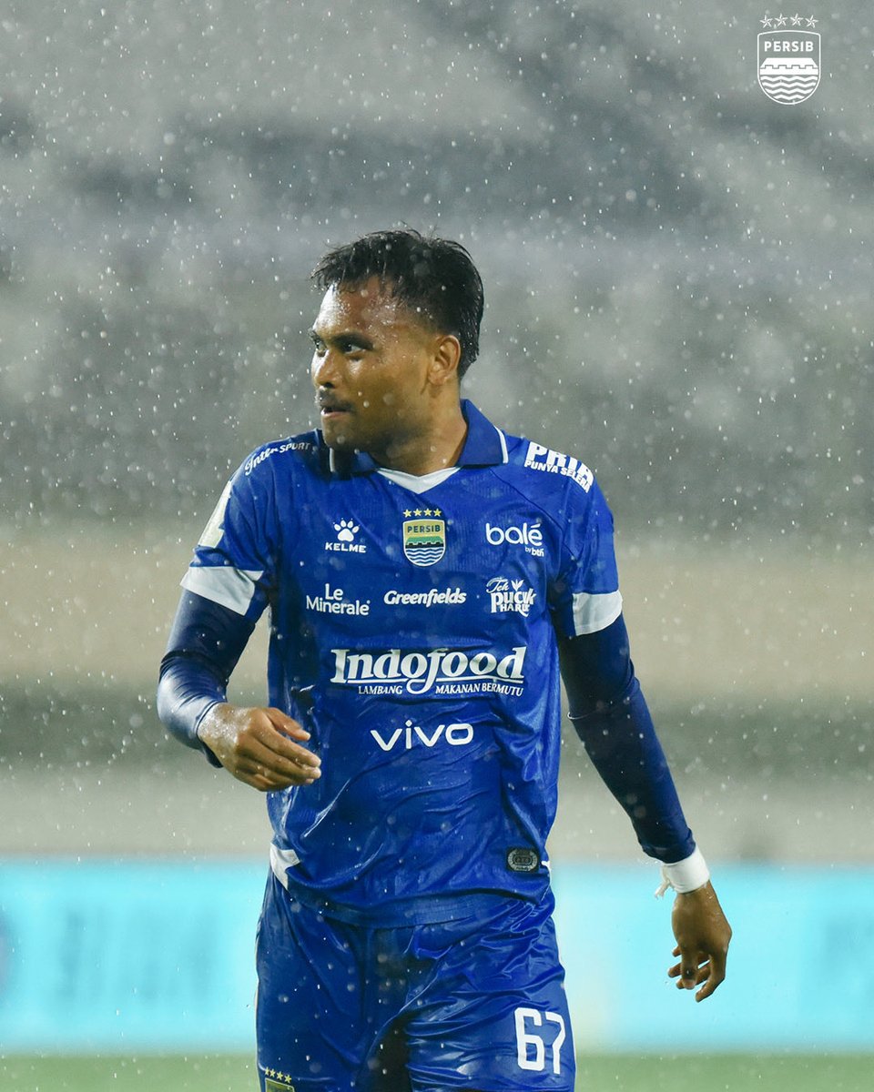 Dibawah guyuran hujan, #PERSIB terus tampil menekan dengan menciptakan sejumlah peluang. 

Come on boys! ✊

#WeArePERSIB