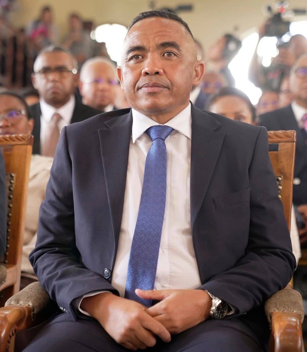 3TVBurkina's tweet image. 🛑Madagascar
À la suite de la destitution du président Andry Rajoelina par le parlement et d'une prise de pouvoir par l'armée, le colonel Michael Randrianirina a été intronisé "président de la refondation" à Madagascar le 17 octobre 2025.
#3tv #Madagascar