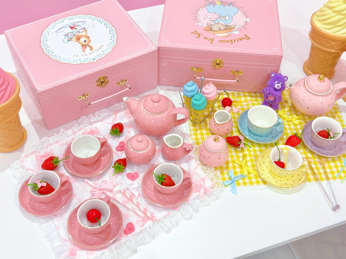 カフェTwinkleです♡

おままごとティーセットの貸し出しをスタートしました🫖🎀

Twinkleのデザートやお飲み物と一緒に...♡

ぬいちゃんやドール、推し活など、お写真がより楽しく可愛くなる陶器でできたおままごとのティーセットとなっております🧁