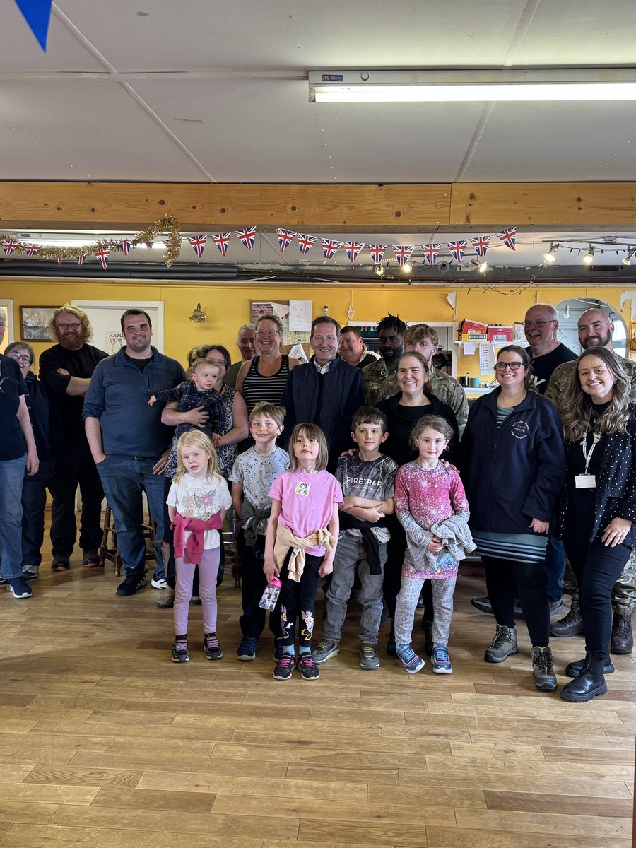 GHFalklands's tweet photo. @Colin_M_R 🧵4/5
Meeting residents over lunch, learning their stories, hearing about their experiences living so remotely.
🦷🩺 There is no doctor or dentist at Fox Bay. For appointments, residents fly to Stanley via FIGAS. A doctor also visits every 6 weeks.
#falklands #CampVisits https://t.co/3zaymp8TYD