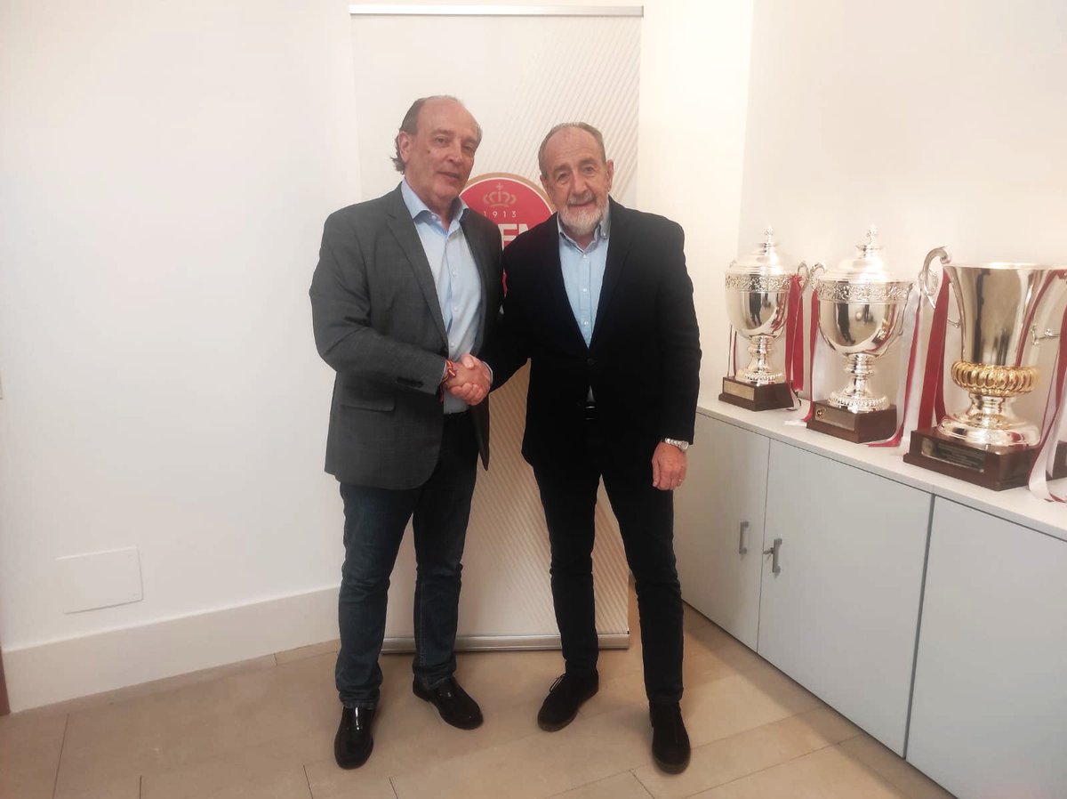 RFFM_oficial's tweet photo. 🤝 La RFFM y la Unión de Directores Deportivos y Especialistas Asociados firman acuerdo para la organización de cursos de formación de directores deportivos de nivel territorial.

El presidente @PacoDiezRFFM y el director general de @Uddea_es, José Luis Hernández, han sellado el acuerdo este viernes en la sede federativa de San Severo.