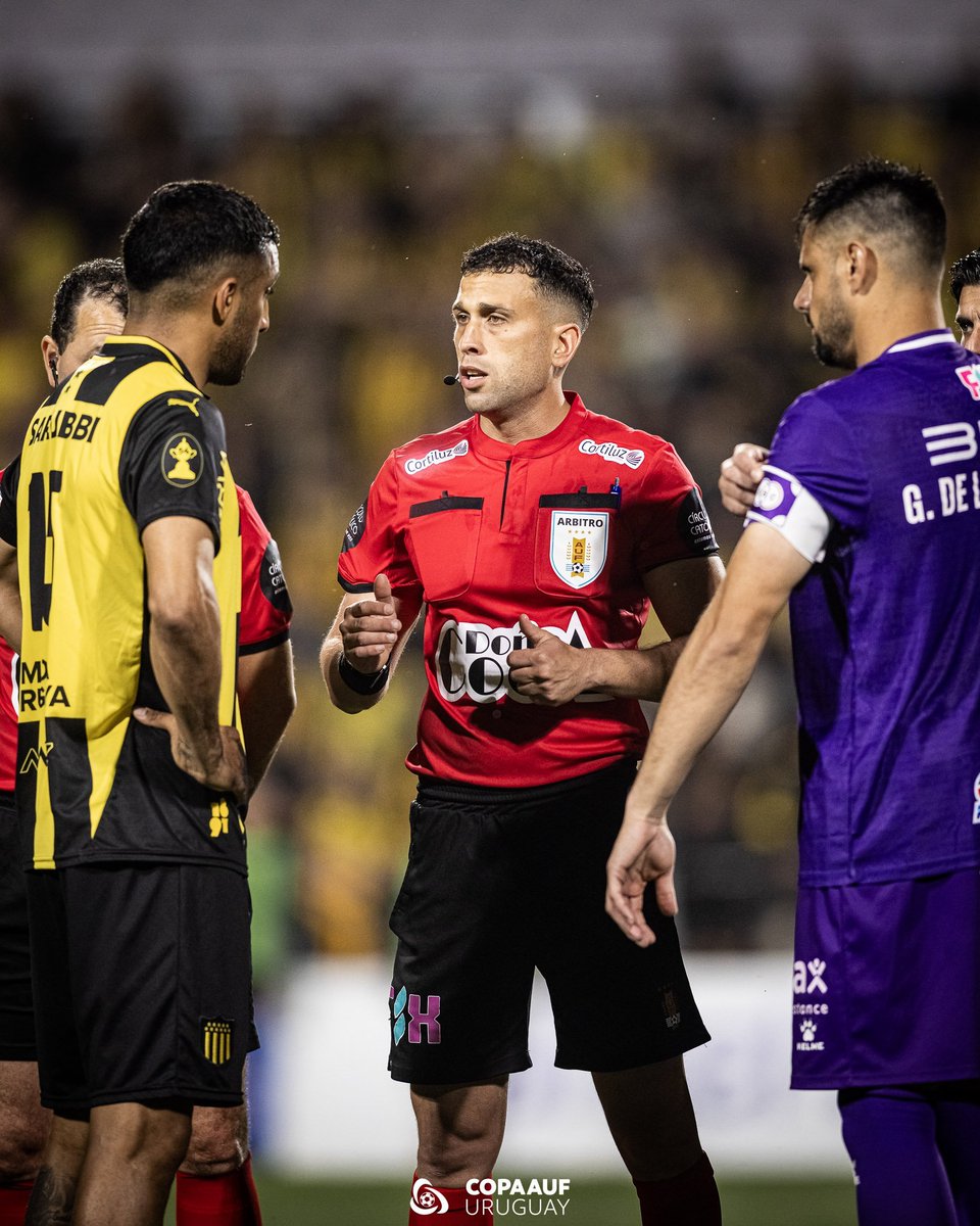 Perfecto el comunicado de Defensor Sporting. La institución entiende que fue perjudicada por el arbitraje de Santiago Motta, Daniel Fedorzuck y Marcelo de León. Penal no cobrado y un offside grosero es lo que reclama el violeta. Las respuestas en prensa fueron nefastas y los