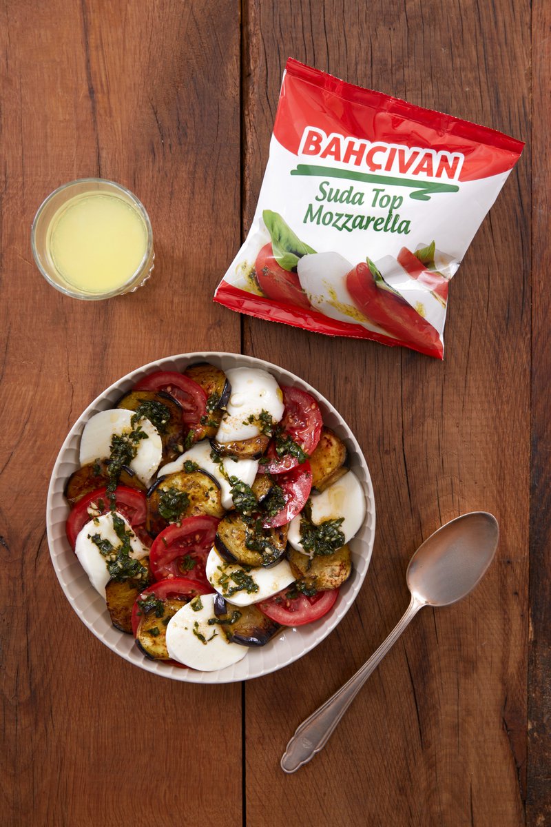 Bahçıvan Suda Top Mozzarella, ızgara patlıcan ve domatesin uyumuna kim hayır diyebilir? 🧀🍆🍅

Her lokması hafif, her lokması keyif dolu. ✨

#BahçıvanPeynir #DoyaDoyaYenir