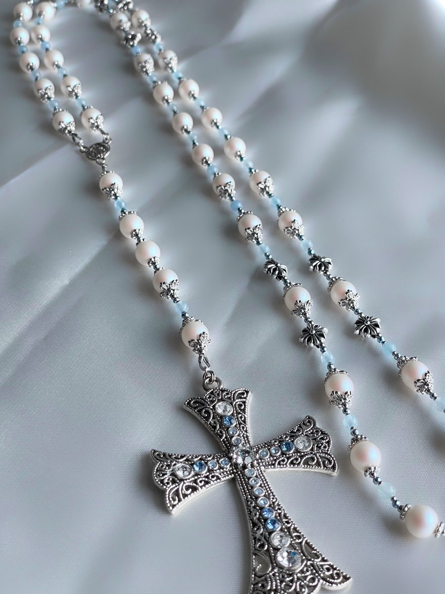 같은 공방주님 @made_by_soo 의 나르케 테마 묵주^///^

진주와 오묘몽롱한 물색으로 요청 드렸는데 정말…정말 제가 상상하던 그 컬러가 딱! 나온 것 있죠…
정말…택배 박스 열자마자 감동의 물결이…너무 좋아서 비명도 못지르고 …

행복 멀리 있지 않습니다 여러분
마찬가지로 234공방주님 사진!