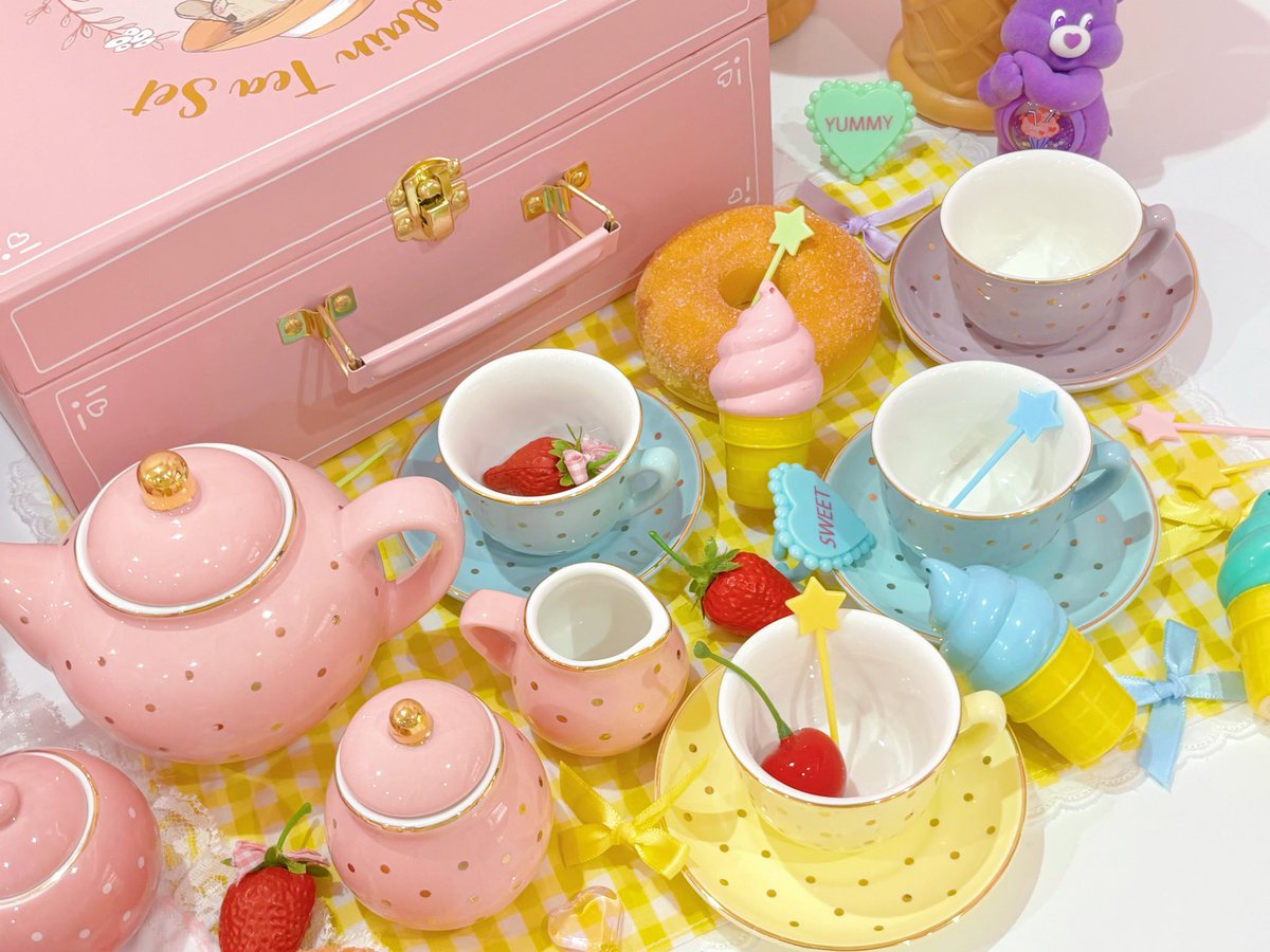 おままごとティーセットはピンクのセットと、カラフルなセット２種類ございます🫖

カウンターにある小物類と合わせて撮ると抜群に可愛いので、是非たくさんお写真撮っていただけたらうれしいです💌