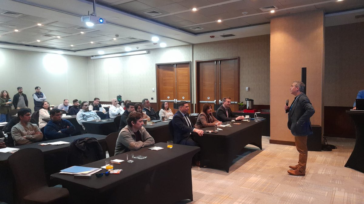 drtloslagos's tweet photo. 📢 En el marco del lanzamiento de un nuevo Sistema de Gestión de Contratistas en #PuertoMontt , la @DirecDelTrabajo participa a través de Israerl Ortega (Coordinación Inspectiva) , exponiendo sobre D.S 44.  #SeguridadLaboral #DS44 https://t.co/VAgcNxtM5y