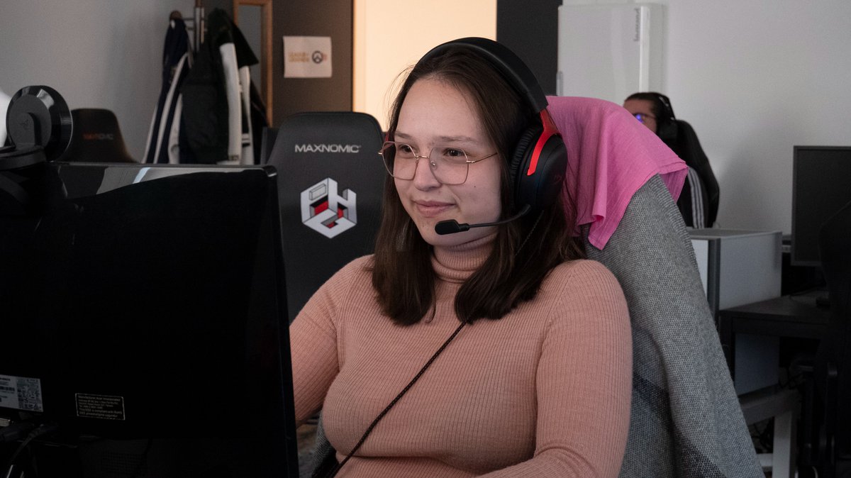 PHGesport's tweet photo. A l'occasion d'#OctobreRose, sur l'initiative et la brillante idée d'une de nos étudiantes (@tuuctuuc_), aujourd'hui, c'était journée Rose à PHG. 
Tous en rose pour montrer notre soutien à cette lutte contre le cancer du sein, encourager l'auto-diagnostic et les bons réflexes ! 

Merci à tous d'avoir jouer le jeu et de vous être investi à votre manière. 🎗️🩷 
Et parce que les femmes sont plus touchées que les hommes, une pensée, notre soutien et nos remerciements aux femmes qui illuminent chaque jour PHG Academy. 

Dans ce domaine de l'esport où vous êtes encore trop discrètes, on vous voit, les gameuses, les try hardeuses, les femmes incroyables qui font et construisent ce secteur ! 🩷