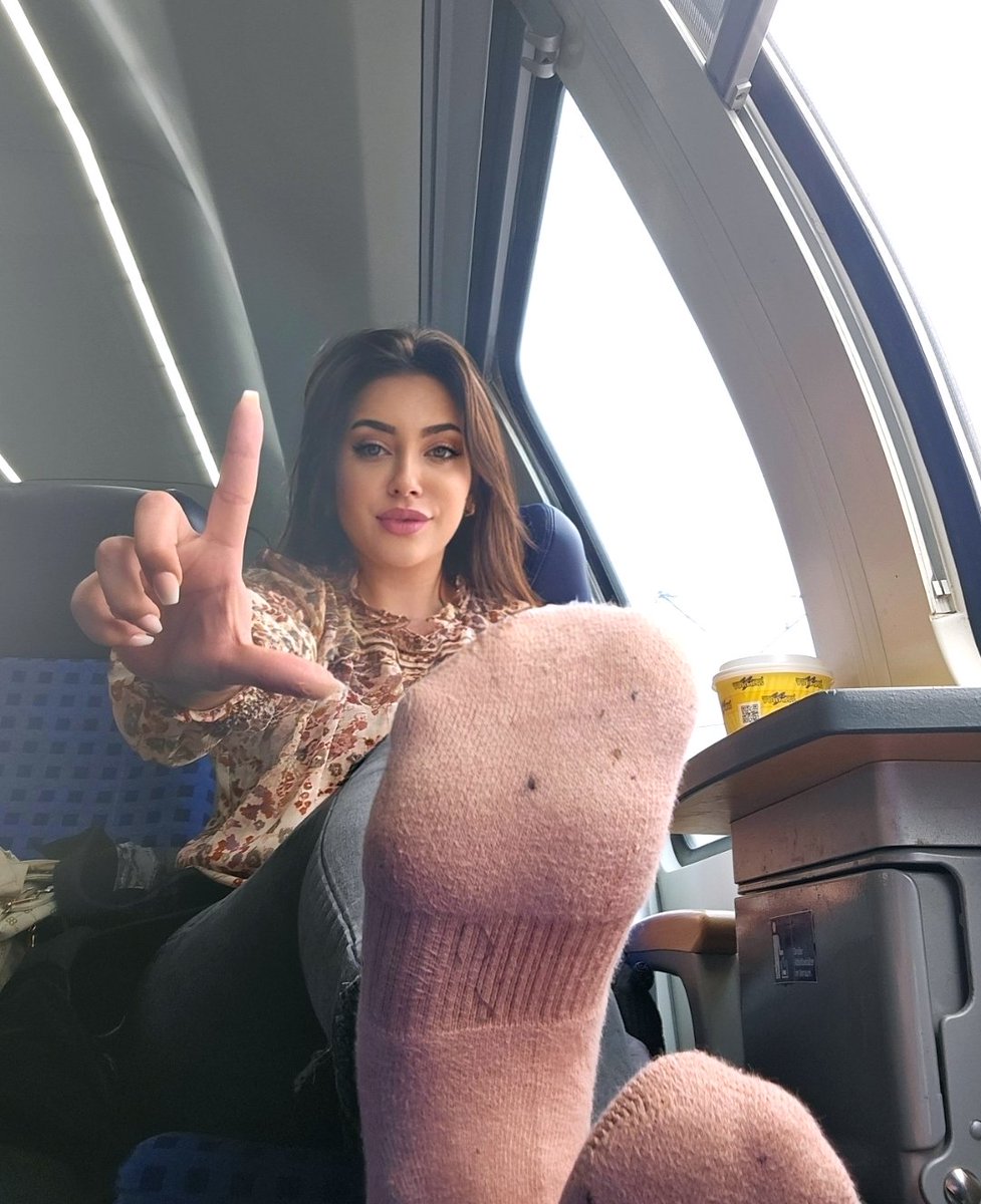 Guten Mittag Fußvolk!Und ein schönes Wochenende an alle!😉🤭Meine Füße tun heute besonders weh und sind verschwitzt,wer würde sie gerne massieren ?😈🫦
FinDom Geldherrin Paypiggies Zahlsklave Femdom Moneydom Goddess Payslave