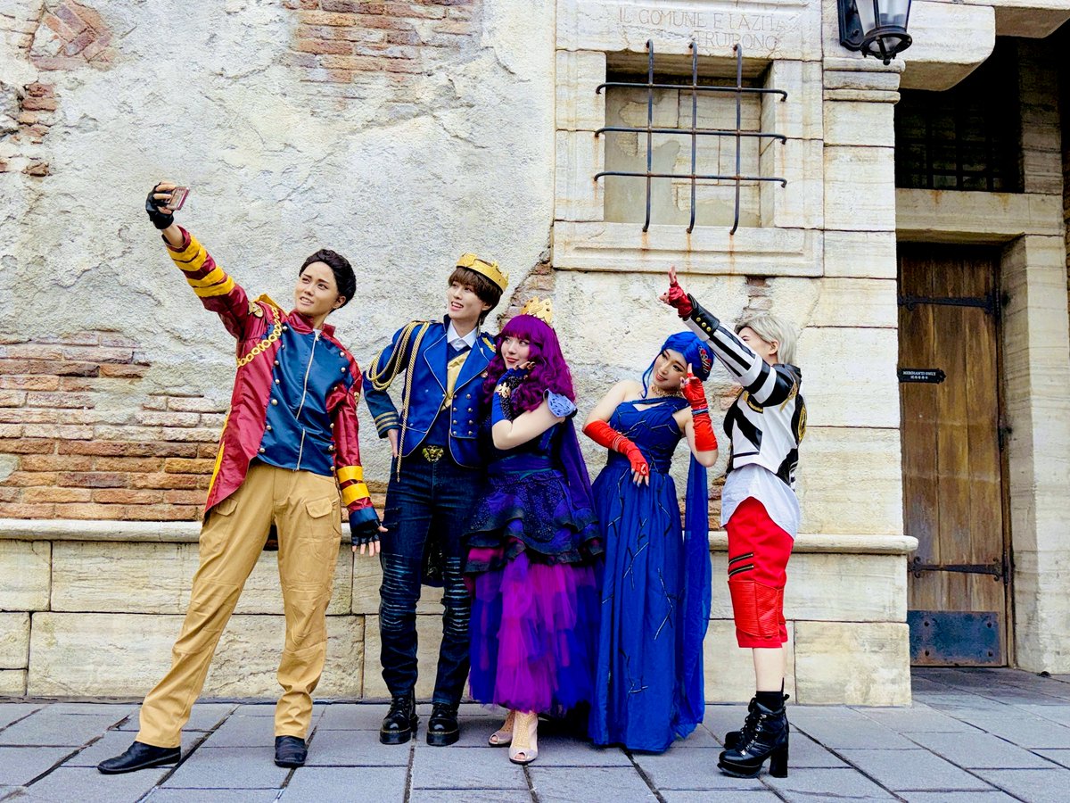 ren_miraculous's tweet photo. 今年もいつものメンバーとディセンダント出来て幸せだった💜大好き���みんな🥰

 #Dハロ仮装  #Dハロ仮装2025 https://t.co/ape2tXOSsp