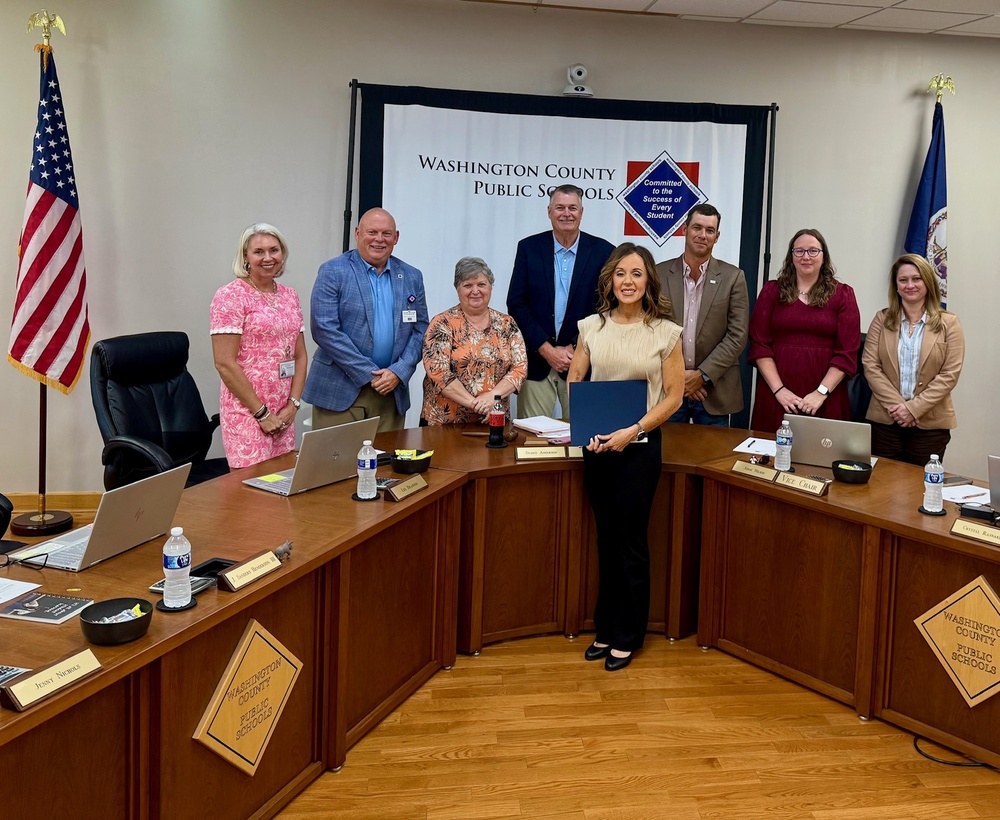 ☕️🌟 Be A Bean Recognition | Meadowview Elementary Hometown Hero &amp; Patrick Henry High School - Above the Call of Duty wcs.k12.va.us/o/meadowview/a…