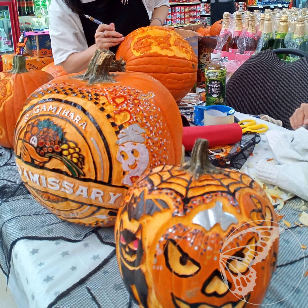 AtelierKocho's tweet image. おはようございます

今日は某所のハロウィンイベントにて
カボチャを彫ってきます
写真は去年の様子なのですが
今年も賑やかに楽しくやれそうです

ちなみに今日の夜は地元で
花火大会があるんです
ギリギリ見られるといいな

では行ってきます！