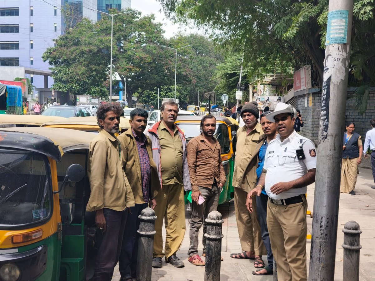 ಈ ದಿನ ಠಾಣಾ ವ್ಯಾಪ್ತಿಯಲ್ಲಿ  #ಆಟೋಚಾಲಕರಿಗೆ  ರಸ್ತೆ ಸುರಕ್ಷತೆ ಮತ್ತು ಸಂಚಾರ ನಿಯಮಗಳ ಕುರಿತು #ಅರಿವು ಮೂಡಿಸಿ, ಕಡ್ಡಾಯವಾಗಿ ಸಂಚಾರ ನಿಯಮಗಳನ್ನು ಪಾಲಿಸುವಂತೆ ಸೂಚಿಸಲಾಯಿತು.
Stop at Red..
Go With Green.