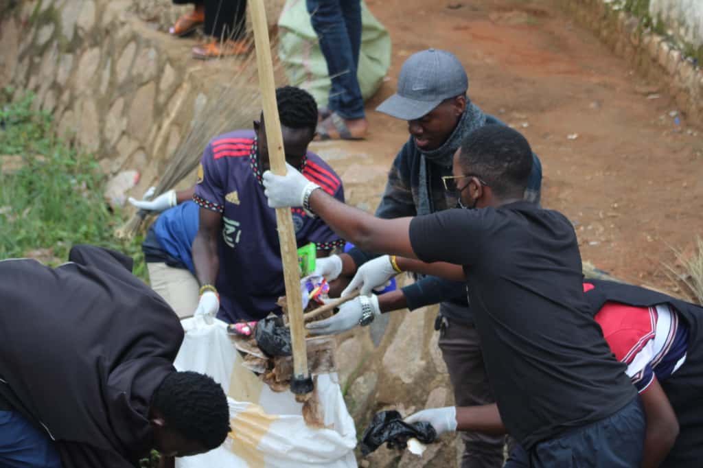 UmuUnion's tweet photo. 🌿 🌿
Uganda Martyrs University remains committed to environmental cleanliness through regular clean-up drives. Together, we uphold our values of responsibility and care for creation.
#UMUCares #CleanEnvironment #UMUPride https://t.co/h8tXm8mFAJ