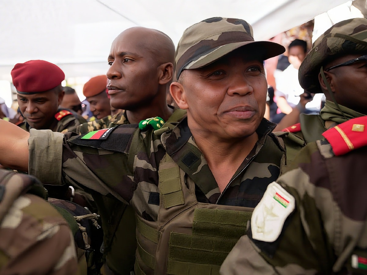 AfricanHub_'s tweet photo. 🇲🇬 Madagascar: Russian President Vladimir Putin has officially sent a representative of the Russian Federation, along with the ambassador, to engage with Madagascar’s new military leadership. They are also scheduled to meet Colonel Mickael, who is set to be sworn in this Friday as the new president of the republic.