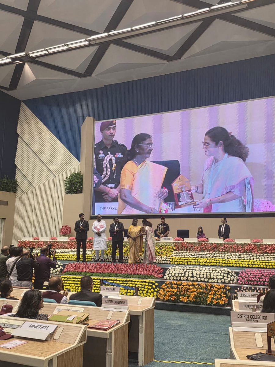 KoreaDist's tweet photo. राष्ट्रीय कॉन्क्लेव में राष्ट्रपति श्रीमती द्रौपदी मुर्मू के हाथों कोरिया को मिला राष्ट्रीय सम्मान,
धरती आबा जनजाति उत्कर्ष अभियान में उत्कृष्ट प्रदर्शन के लिए कलेक्टर श्रीमती चंदन त्रिपाठी को किया गया सम्मानित।
#NationalConvocation
#PresidentOfIndia
#koreadistrict
#chhattisgath https://t.co/FCKJRV2AHZ