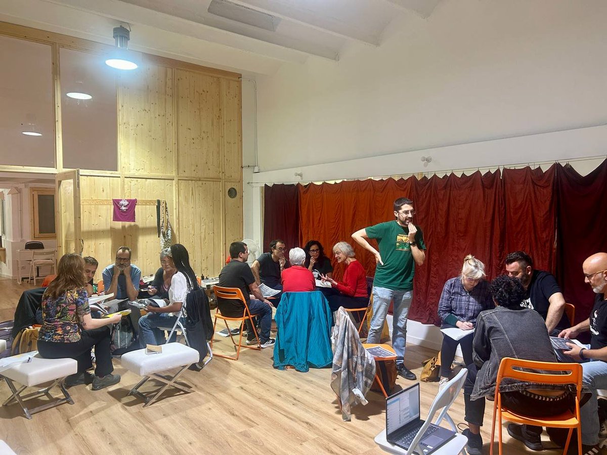 SantsCoop's tweet image. Un bon grapat de cooperatives i associacions de @SantsCoop fem la plenària d&apos;octubre al nou local d&apos;@Espailatregua. Planifiquem l&apos;any per enfortir-nos i per estendre les alternatives socials i econòmiques al servei del barri i la comunitat. Toca construir poder popular econòmic!