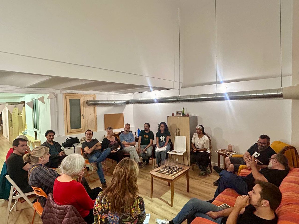 SantsCoop's tweet image. Un bon grapat de cooperatives i associacions de @SantsCoop fem la plenària d&apos;octubre al nou local d&apos;@Espailatregua. Planifiquem l&apos;any per enfortir-nos i per estendre les alternatives socials i econòmiques al servei del barri i la comunitat. Toca construir poder popular econòmic!