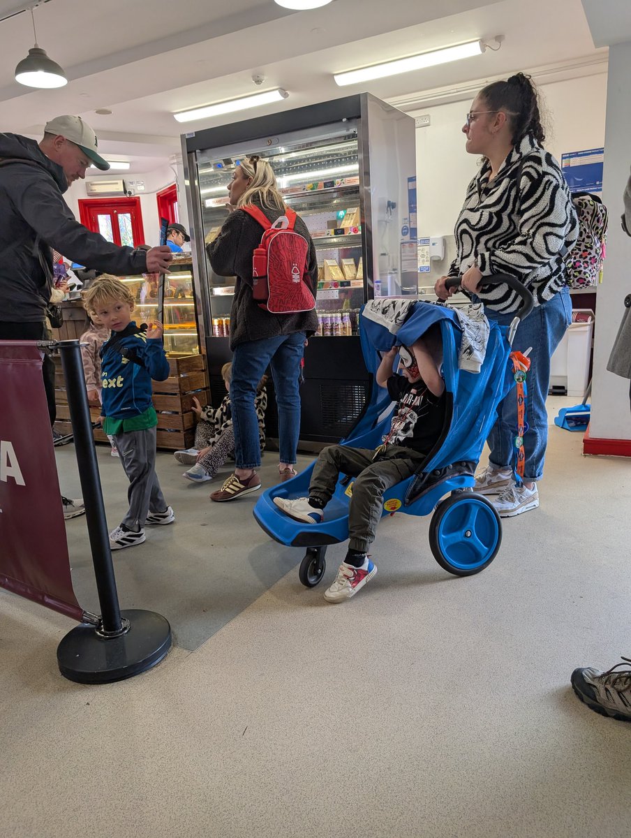 TubeScott1984's tweet photo. @LEGOLANDWindsor It's ok. Big queues. But staff find time to answer mobile phones and chat. https://t.co/8uCYEqh33b
