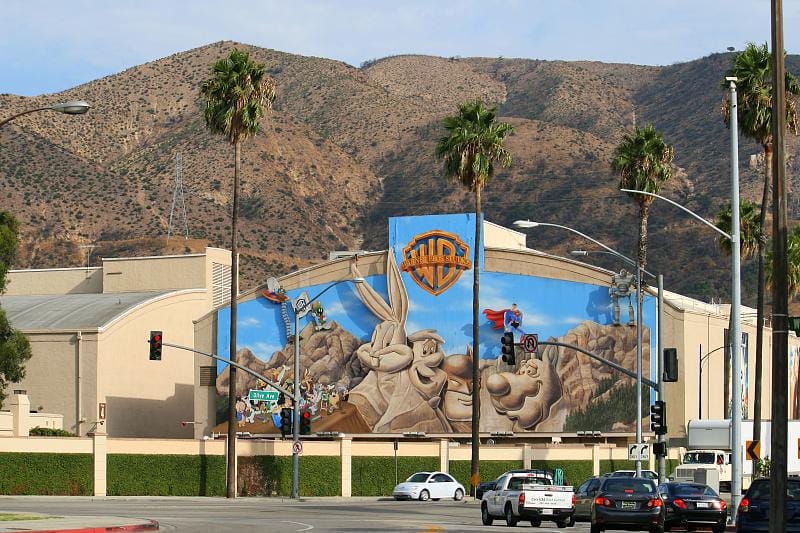🎞️ *Warner Bros. se une a Paramount en rechazo al boicot de Hollywood a cineastas israelíes* 🎞️

Después de que más de 4000 figuras de Hollywood firmaran un compromiso para cortar vínculos con cineastas israelíes, Warner Bros. Discovery se convirtió en el segundo gran estudio,