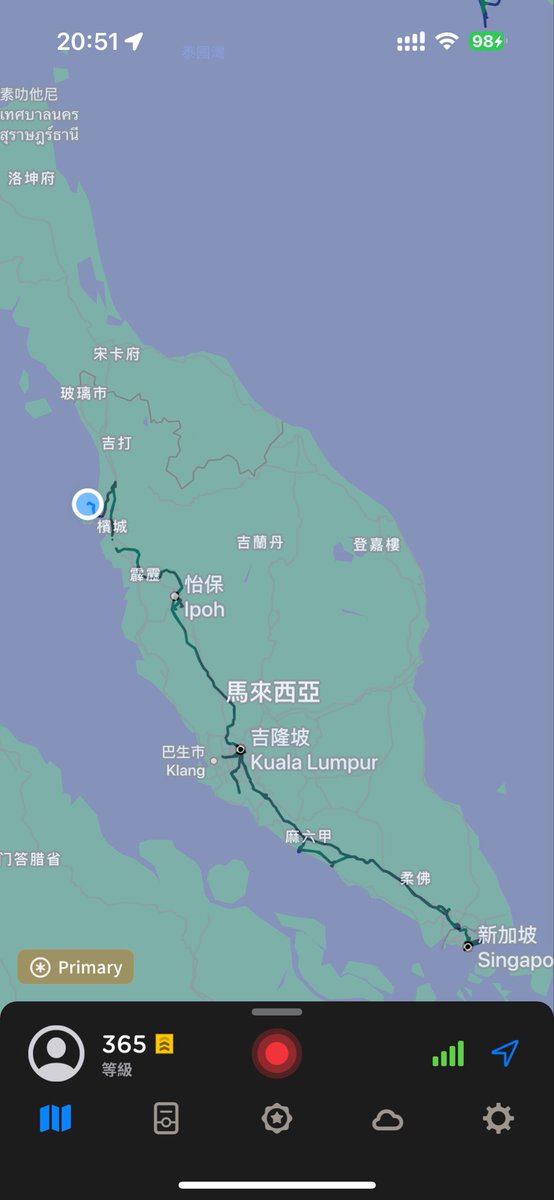 快要把西馬重點城市走完了，一路上美食變化多端，吃的大多數閩廣潮客海南五大移民融合菜，也有跟巫族（馬來族）穆斯林菜、印度菜融合的，大多滿好吃的。 
 
但有一個菜我一直吃不懂，他叫 Rojak 羅惹，在甜的苦的水果上放放鮮味鹹味辣味的蝦膏…這我完全不懂，尖尖瓦嘎奶…