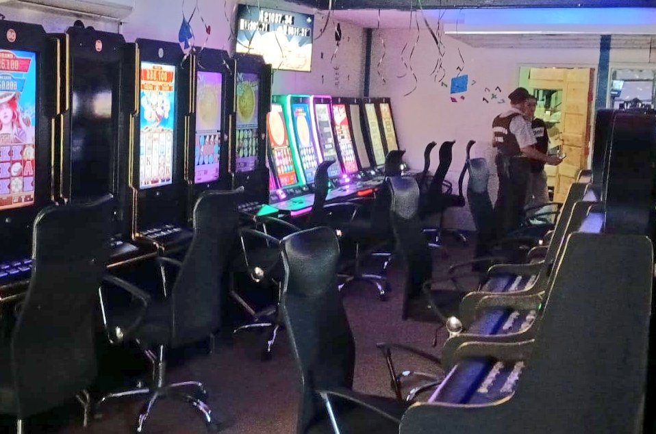 CarabNuble's tweet image. En marco de un operativo intersectorial, Carabineros de #OS9 #Ñuble y Patrulla de Alcoholes, detuvo a 3 encargados de locales de juegos de azar en #Chillán por comercio ilícito y receptación aduanera. Se incautaron cigarrillos de procedencia ilegal y bebidas alcohólicas.