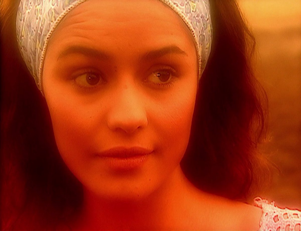 PasdeGavilanes's tweet photo. #PasiónDeGavilanes #PDG99 Ruth sueña de nuevo con Libia y ésta le indica el camino hacia la cabaña de los Rosales. https://t.co/XtEiHBcFGL