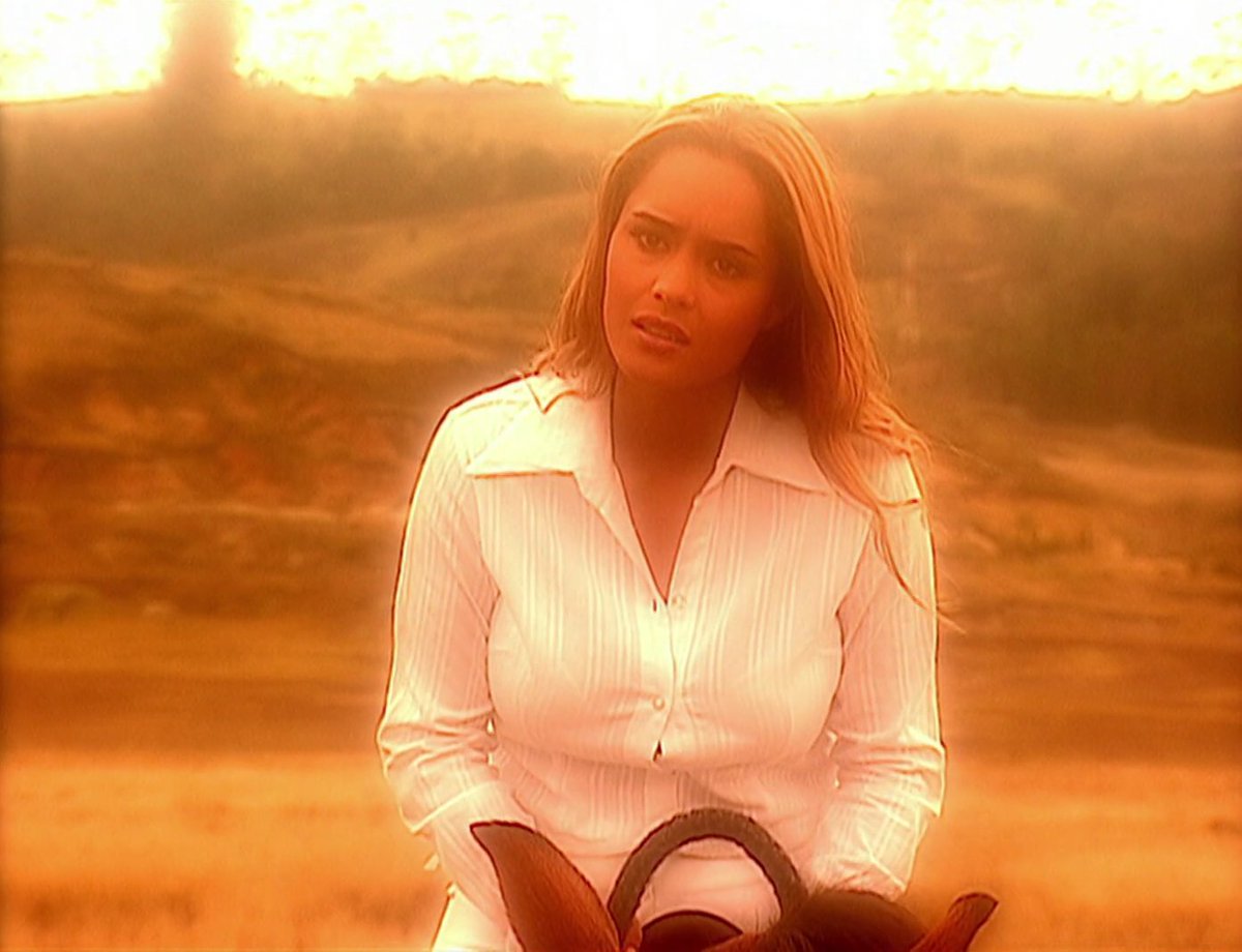 PasdeGavilanes's tweet photo. #PasiónDeGavilanes #PDG99 Ruth sueña de nuevo con Libia y ésta le indica el camino hacia la cabaña de los Rosales. https://t.co/XtEiHBcFGL
