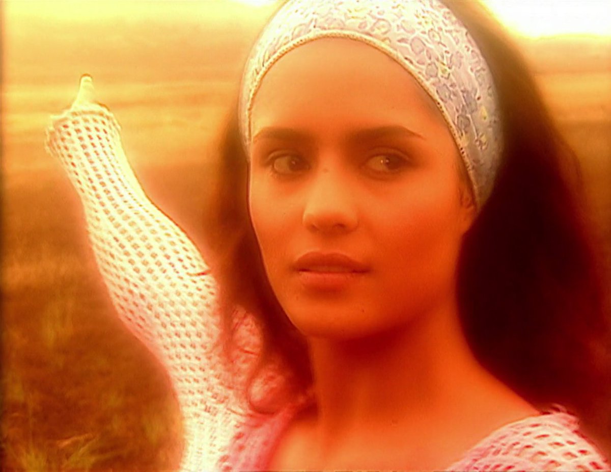 PasdeGavilanes's tweet photo. #PasiónDeGavilanes #PDG99 Ruth sueña de nuevo con Libia y ésta le indica el camino hacia la cabaña de los Rosales. https://t.co/XtEiHBcFGL