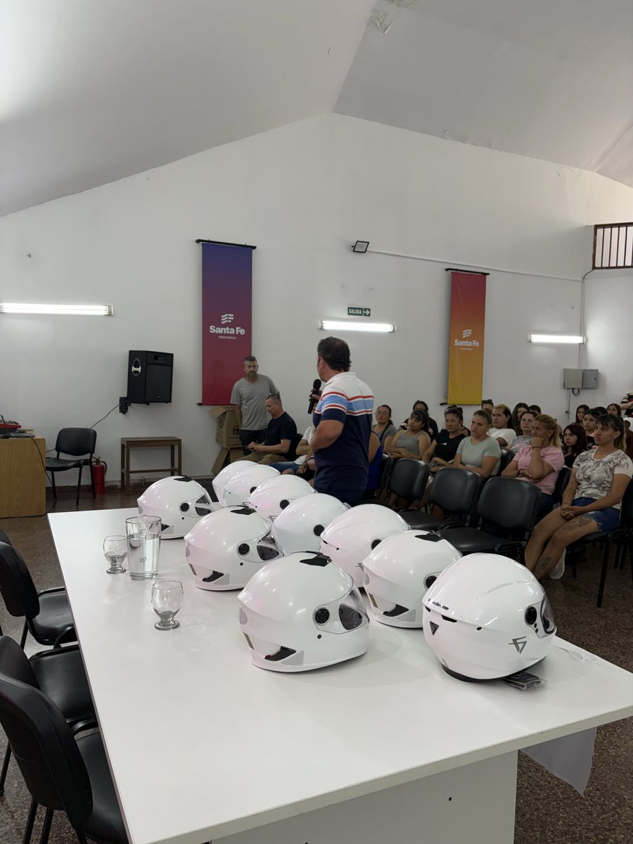 Brindamos una charla de conducción segura de moto a jóvenes que participan del Programa Nueva Oportunidad del Min. de Igualdad y Desarrollo Humano de <a href="/GobSantaFe/">Gobierno de Santa Fe</a> 
Seguimos trabajando en la modificación de prácticas de riesgo y prevención de los siniestros en este grupo vulnerable