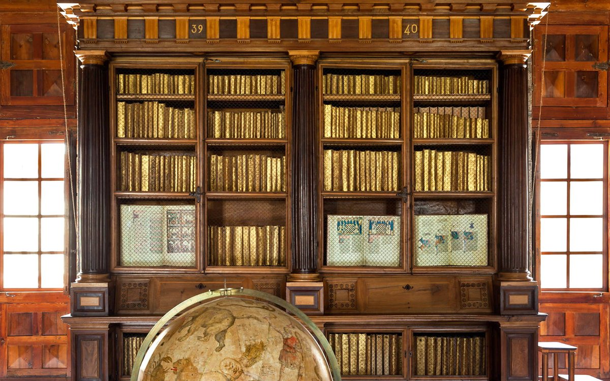 PatrimNacional's tweet photo. 📚Hoy en España se celebra el #DíadelasBibliotecas2025

Lo homenajeamos con estas fotos del templo del conocimiento del Real Monasterio de San Lorenzo de El Escorial🏛️

😯Curiosidad: los libros están colocados de canto. Felipe II mandó hacerlo así para mantener la armonía. https://t.co/W57qTHY5Ej