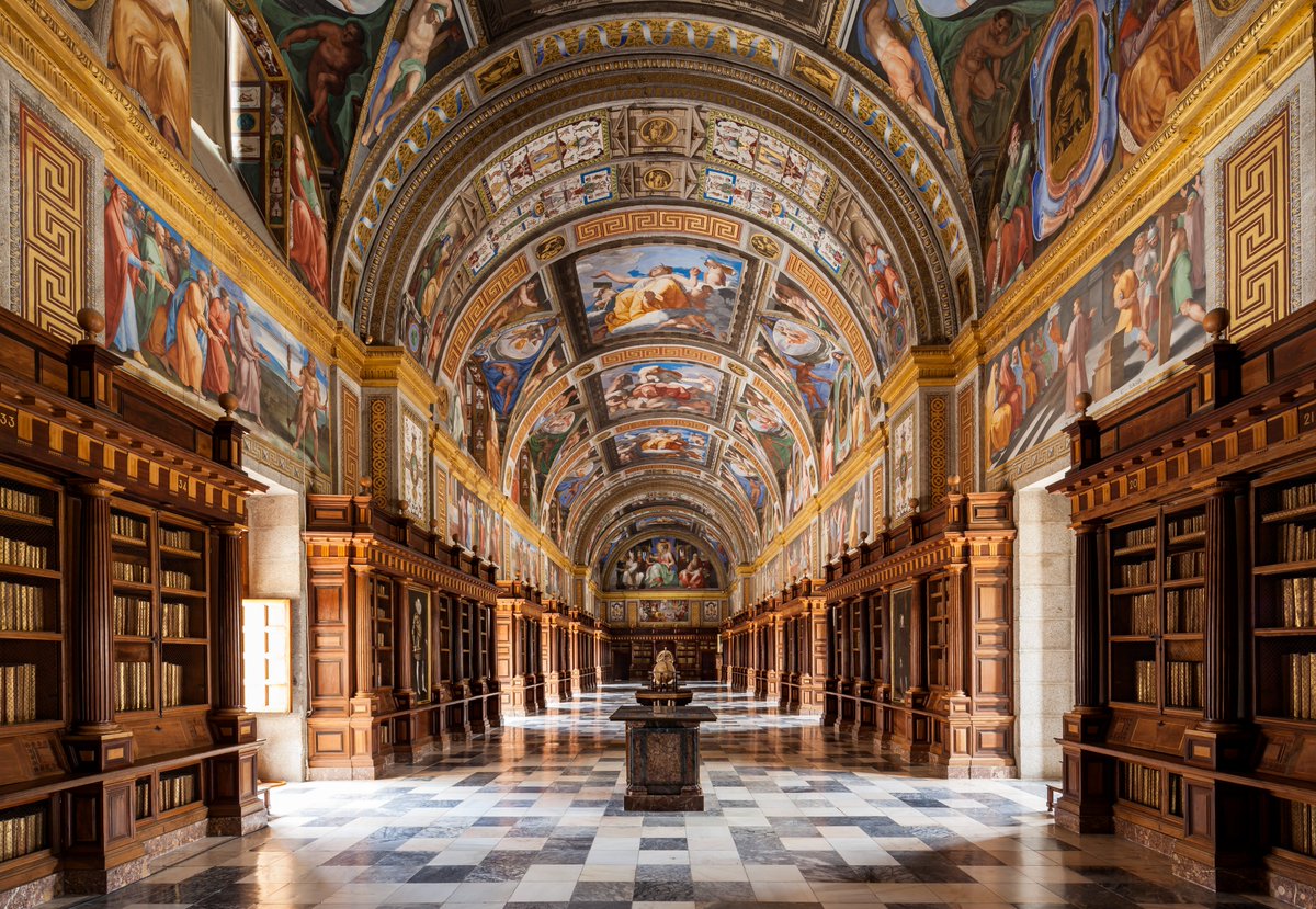 📚Hoy en España se celebra el #DíadelasBibliotecas2025

Lo homenajeamos con estas fotos del templo del conocimiento del Real Monasterio de San Lorenzo de El Escorial🏛️

😯Curiosidad: los libros están colocados de canto. Felipe II mandó hacerlo así para mantener la armonía.