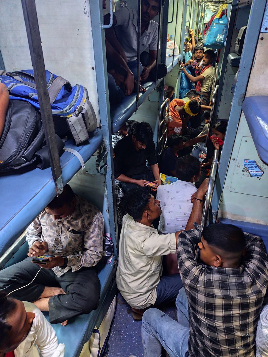pandyamilan's tweet photo. @RailMinIndia @WesternRly @AshwiniVaishnaw @PMOIndig @RailwaySeva 
This is the situation of Sleeper coach of train number  09451
Gandhidham to Bhagalpur 
Improving railways is a joke https://t.co/XDNjdFWMvh