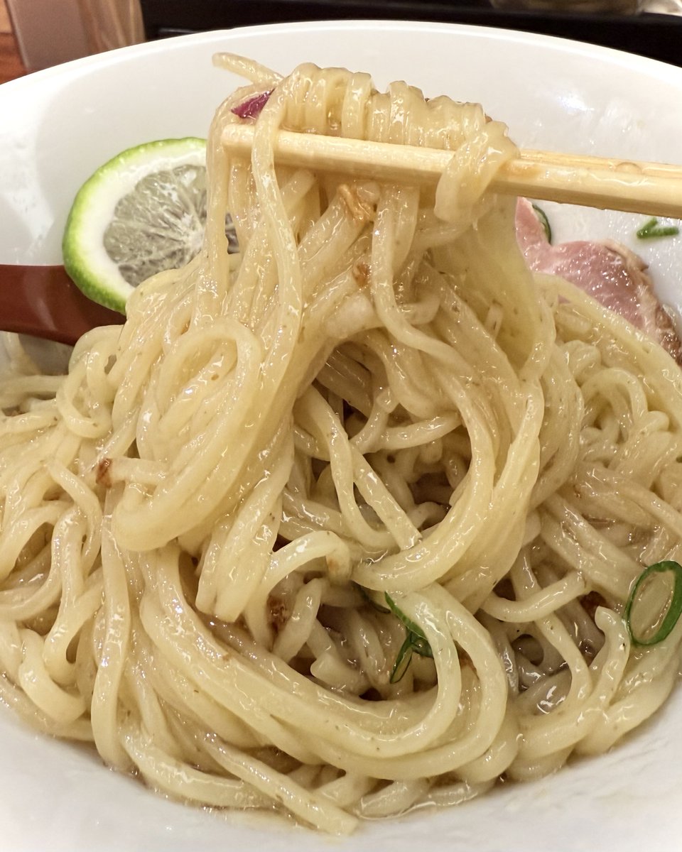 ［神田駅西口］三馬路
「限定：魚介の冷やしまぜそば」

助手の小谷さんが初めて手掛けた限定は魚介スープをジュレにした冷たいまぜそば。基本の和風出汁が美味いから期待を裏切らないね😚 個人的にはもう少しだけ旨味を足してもいいんじゃないかな〜って感じました。

#ごちそうさまでした🙏🏻