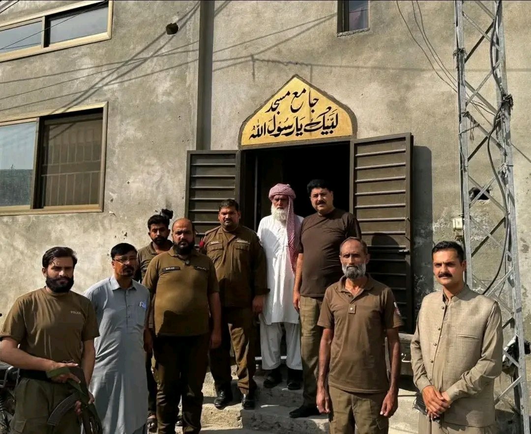 راولپنڈی میں تحریک لبیک کی مساجد بند کرکے پولیس تصویریں ایسے بنا رہی ہے جیسے منشیات فروش سے منشیات برآمد ہونے پر بنائی جاتی ہیں۔امام مسجد کو ایسے کھڑے کیا ہوا ہے جیسے ایک اشتہاری مجرم پکڑ رکھا ہے۔جلد مساجد اور مدرسے خود پریس کانفرنس بھی کریں گے ہمارا TLP سے کوئی تعلق نہیں ہے