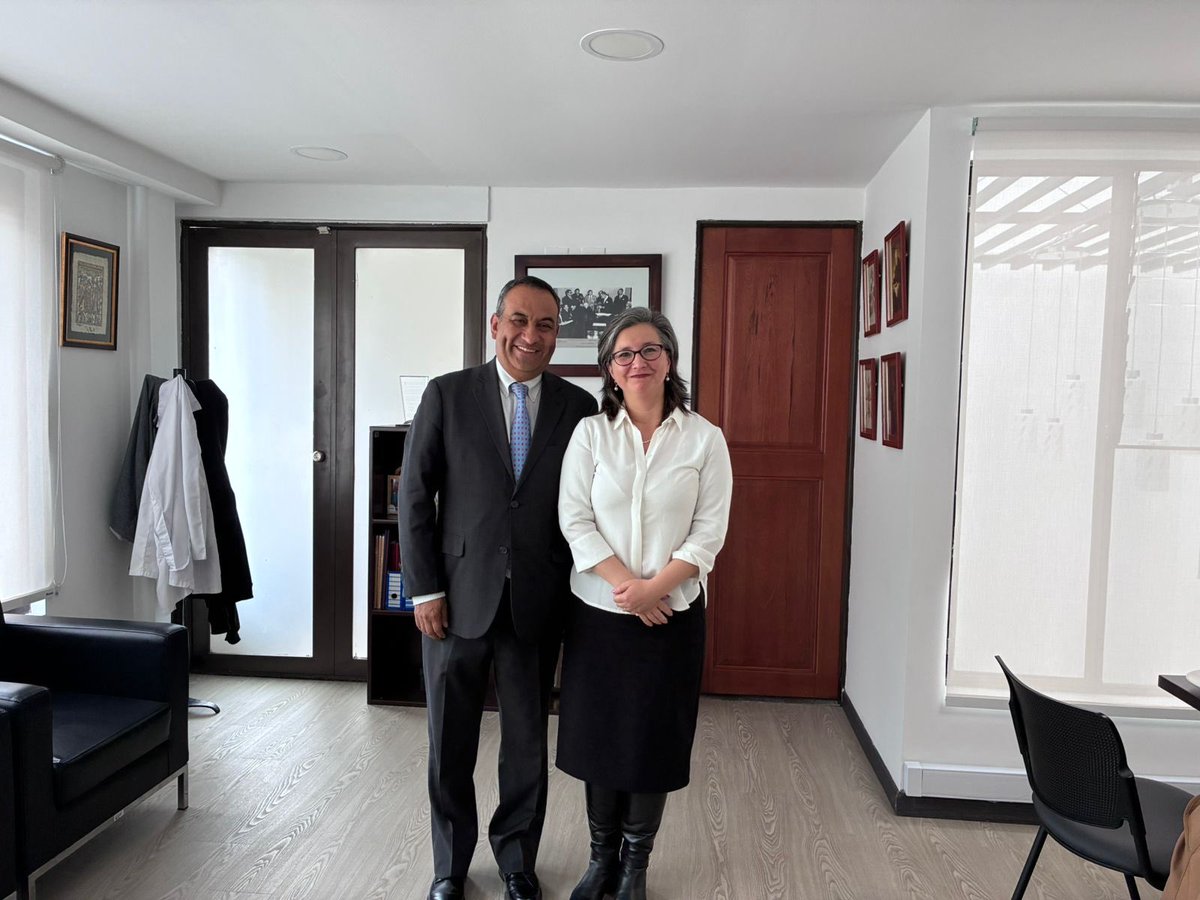 JuanMPardo_'s tweet image. Recibimos la visita de la Dra. Carolina González, decana de la @USanSebastian (Chile), junto a la Dra. María Teresa Urrutia.

Un encuentro para fortalecer lazos en posgrados, investigación y cooperación académica. 🇨🇴🤝🇨🇱

#URosario #EMCS