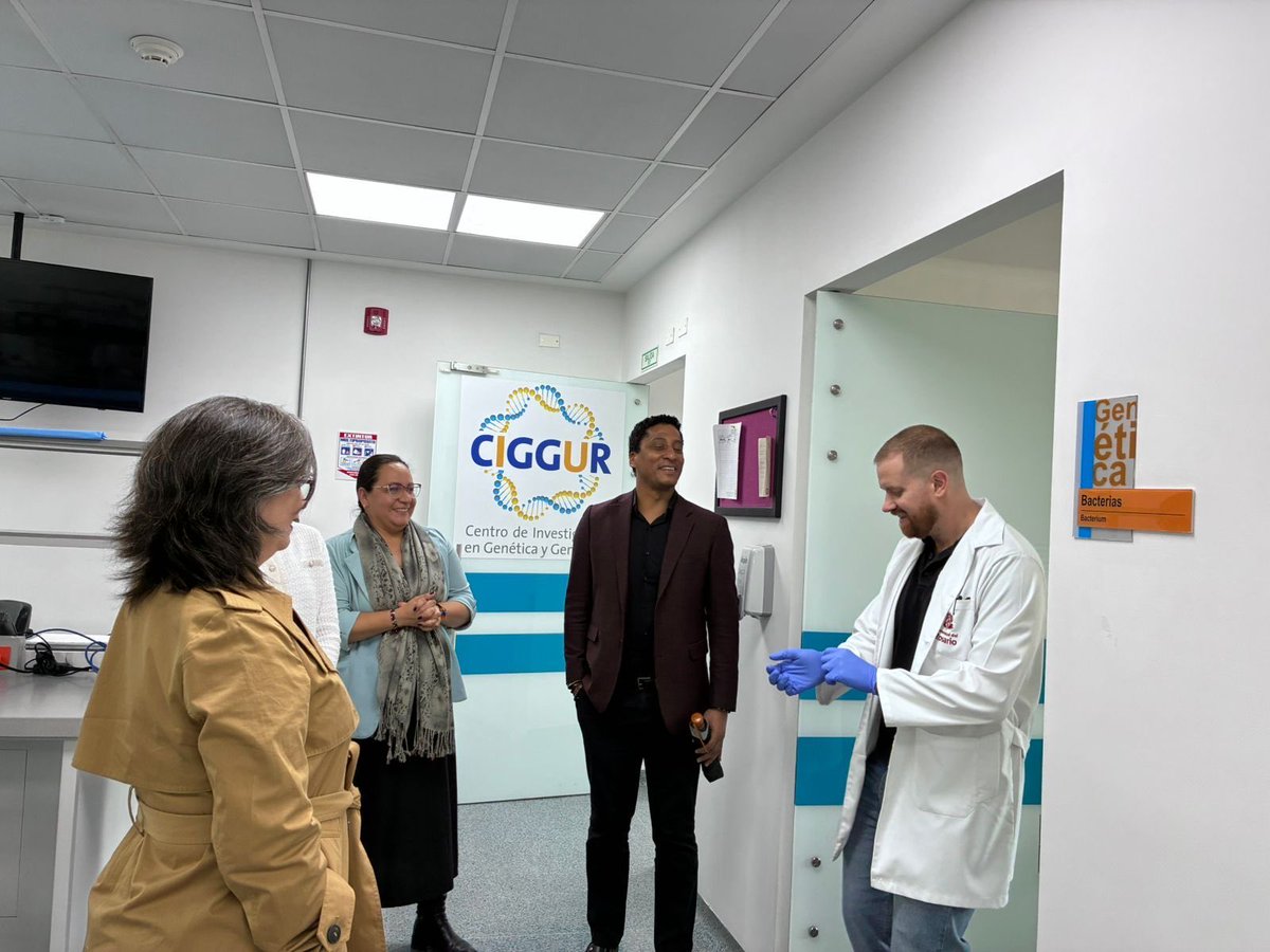 JuanMPardo_'s tweet image. Recibimos la visita de la Dra. Carolina González, decana de la @USanSebastian (Chile), junto a la Dra. María Teresa Urrutia.

Un encuentro para fortalecer lazos en posgrados, investigación y cooperación académica. 🇨🇴🤝🇨🇱

#URosario #EMCS