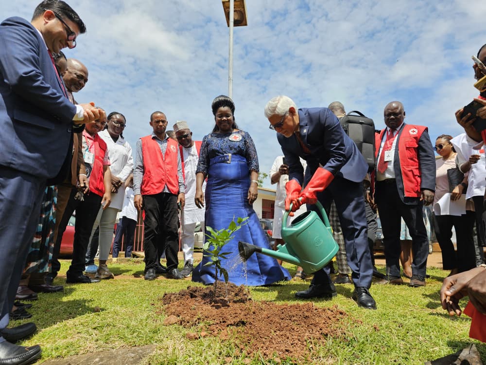 Alongside the @IFRC Secretary General, the <a href="/CroixRougeCam/">Cameroon Red Cross</a> organized a tree planting activity 🌱 with its benevolents and staff— a concrete step towards environmental protection and climate resilience.
#Climate #Resilience #HumanityInAction
