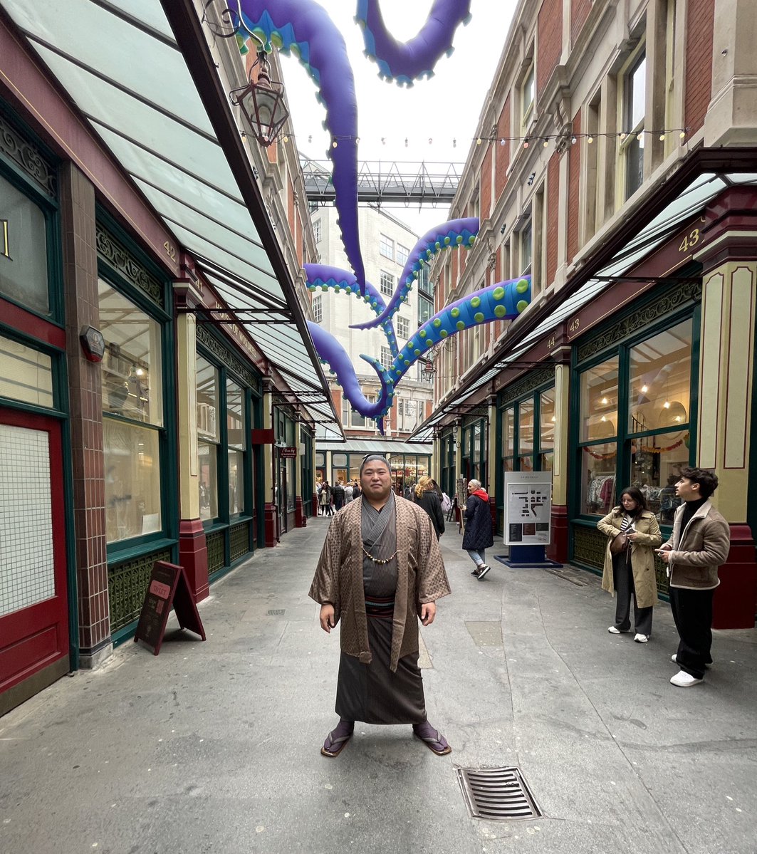 ＜大相撲ロンドン公演＞
レドンホール・マーケットを訪れた若元春。

#sumo #相撲 #ロンドン公演 #london