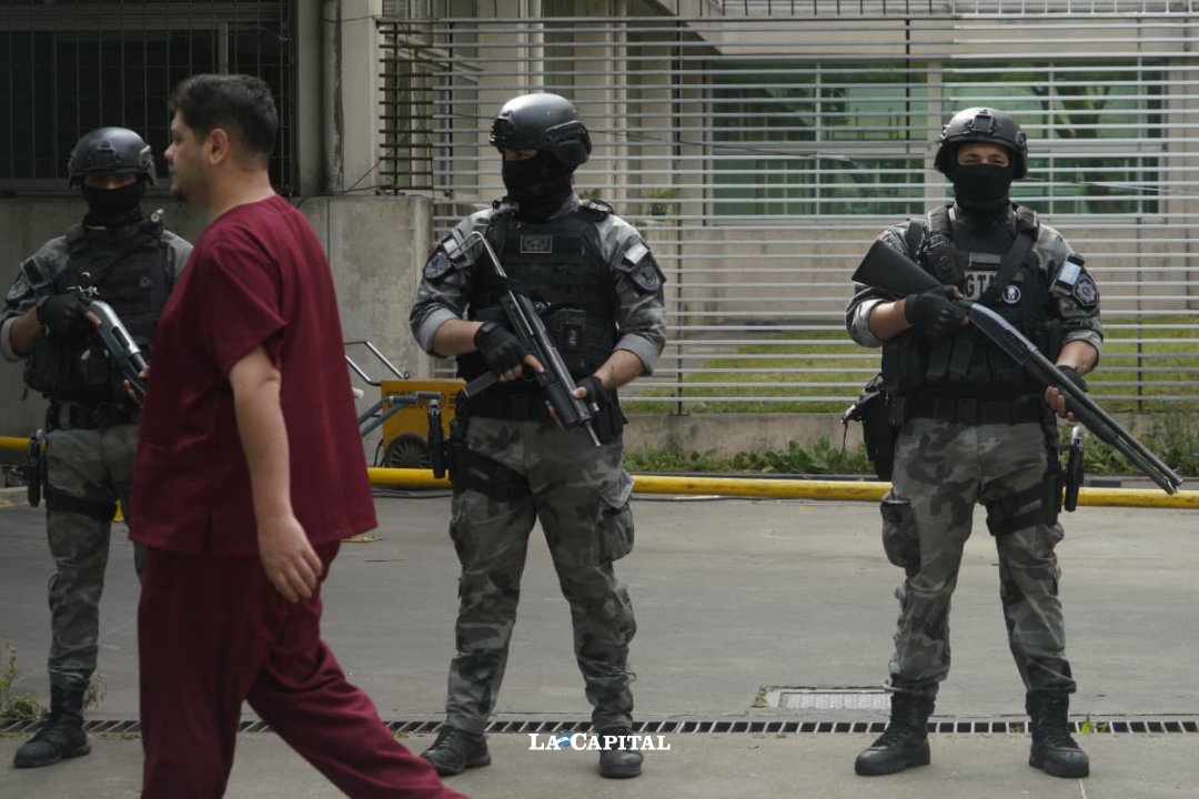 lacapital's tweet photo. 📸 En la tarde del jueves, dos hombres que se desplazaban en una motocicleta efectuaron varios disparos de arma de fuego contra el frente del Hospital de Emergencias Clemente Álvarez (Heca), de la ciudad de Rosario.

Al día siguiente, por la mañana,  la actividad en el hospital se mantenía, pero restringida solo a la atención de urgencias y de la guardia. El nosocomio más importante de Rosario y la región presentaba una imagen inusual con personal policial de custodia con armas largas y rostros cubiertos.

Fotos de Virginia Benedetto / La Capital
